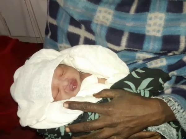 Aadhar Card: A woman gave birth to child on hospital gate in Jaunpur Aadhar Card: A woman gave birth to child on hospital gate in Jaunpur