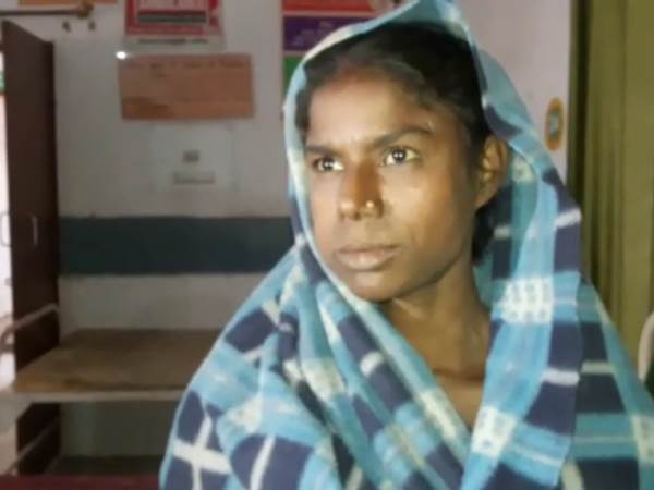 Aadhar Card: A woman gave birth to child on hospital gate in Jaunpur Aadhar Card: A woman gave birth to child on hospital gate in Jaunpur