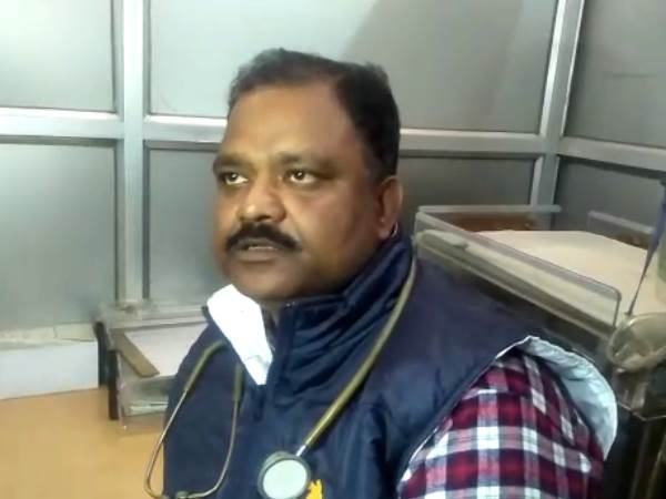 Aadhar Card: A woman gave birth to child on hospital gate in Jaunpur Aadhar Card: A woman gave birth to child on hospital gate in Jaunpur