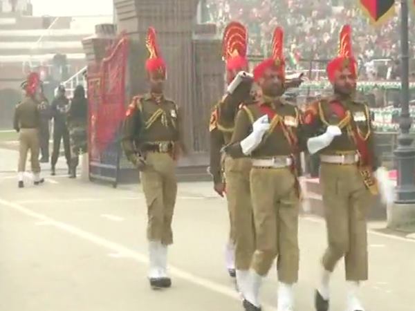 Republic Day: वाघा बार्डर पर हुई बीटिंग रिट्रीट, नहीं हुआ मिठाई का आदान प्रदान Republic Day: वाघा बार्डर पर हुई बीटिंग रिट्रीट, नहीं हुआ मिठाई का आदान प्रदान