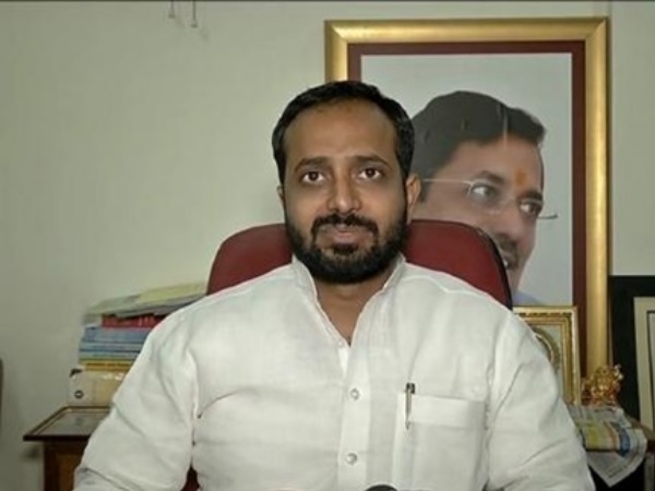 क्राइम ब्रांच ने ऐसे लड़की को रंगे हाथों पकड़ा