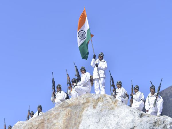 बंदूक और तिरंगा लेकर किया मार्च