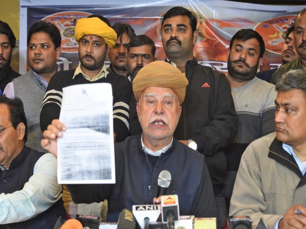 करणी सेना फिल्म रोकने कोकर रही है लगातार हिंसा