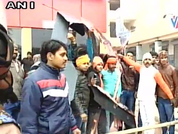 करणी सेना ने की कई इलाकों में हिंसा