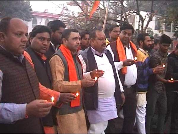 2 करोड़ रूपये, फ्लैट और सरकारी नौकरी देने की मांग