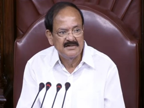वैंकेया नायडू के खिलाफ सांसद ने की फेसबुक पोस्ट, सभी ने मांगी माफी वैंकेया नायडू के खिलाफ सांसद ने की फेसबुक पोस्ट, सभी ने मांगी माफी
