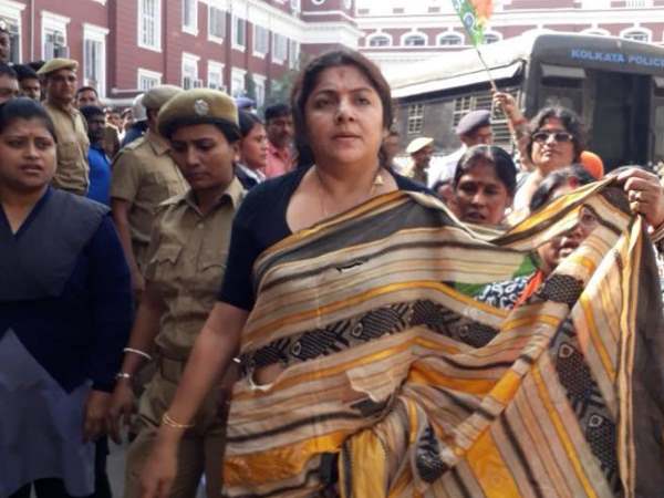 पुलिस के साथ खींचतान में फटी साड़ी