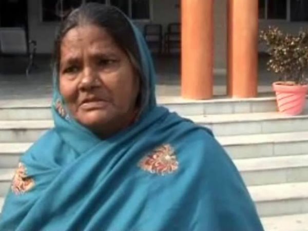 kannauj woman threatened to commits suicide in front of yogi adityanath kannauj woman threatened to commits suicide in front of yogi adityanath