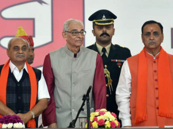 दो गुट बने