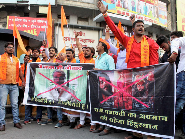 बदमाशों ने पेट्रोल से भरी बोतल प्रकाश थियेटर के बाहर फेंकी