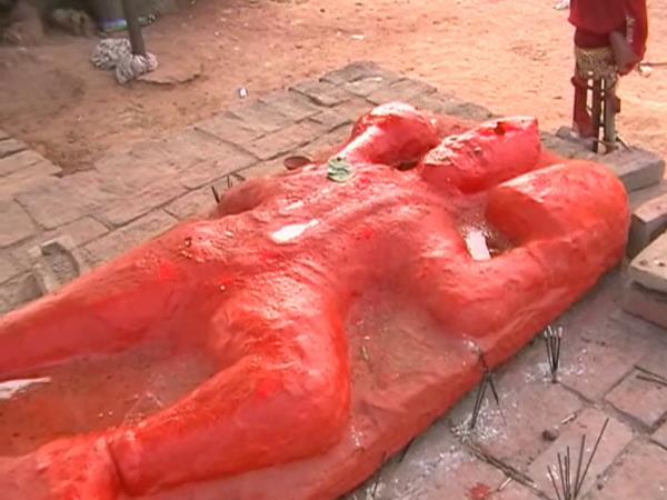 दोबारा नदी में डाला तो पत्थर फिर से तैरने लगा
