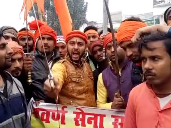बच्चों की बस पर पथराव