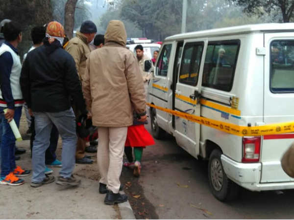 दिल्ली में कड़ी सुरक्षा के बीच ड्राइवर को गोली मार स्कूल बस से बच्चे का अपहरण दिल्ली में कड़ी सुरक्षा के बीच ड्राइवर को गोली मार स्कूल बस से बच्चे का अपहरण