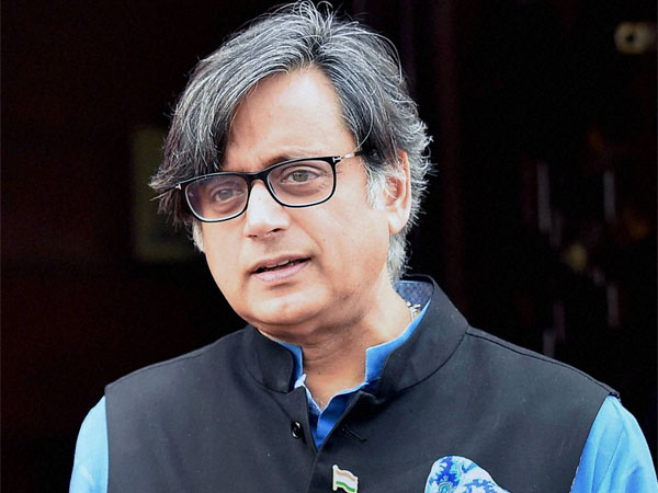 शशि थरूर अपने साथ ले आए पिस्टल, एयरपोर्ट पर सुरक्षाकर्मियों ने रोका शशि थरूर अपने साथ ले आए पिस्टल, एयरपोर्ट पर सुरक्षाकर्मियों ने रोका