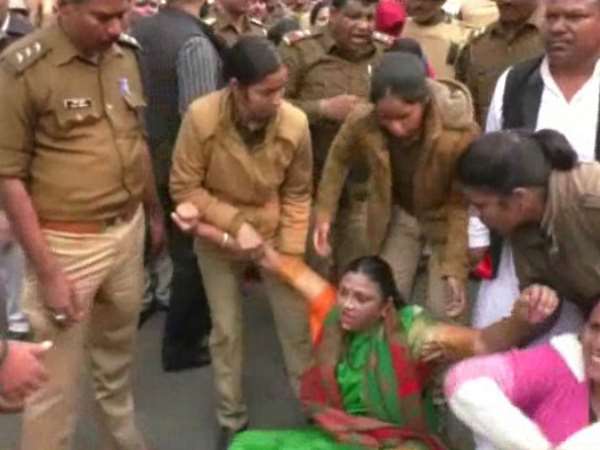 Clash between SP workers and police in Kanpur, Uttar Pradesh Clash between SP workers and police in Kanpur, Uttar Pradesh