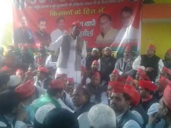 Clash between SP workers and police in Kanpur, Uttar Pradesh Clash between SP workers and police in Kanpur, Uttar Pradesh