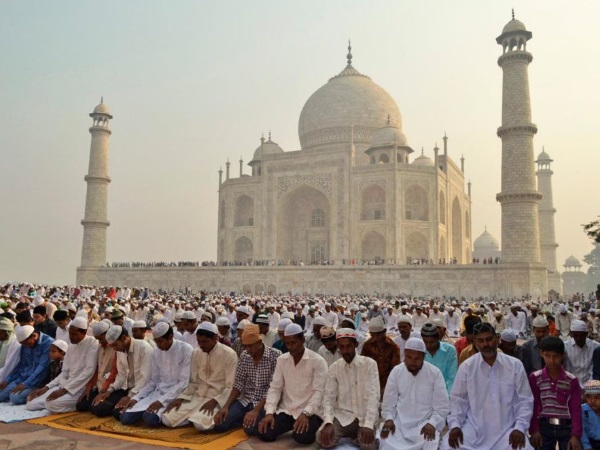 नमाज अदा करने के बहाने विदेशी घुस रहे थे ताज परिसर में