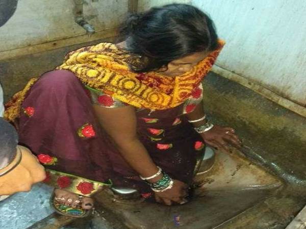 saharanpur womans leg trapped in toilet of running train in uttar pradesh saharanpur womans leg trapped in toilet of running train in uttar pradesh
