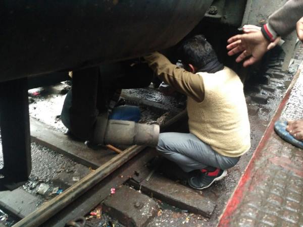saharanpur womans leg trapped in toilet of running train in uttar pradesh saharanpur womans leg trapped in toilet of running train in uttar pradesh