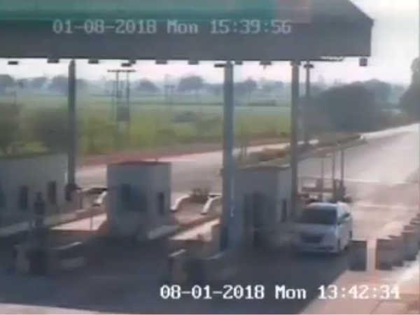 VIDEO: भाजपा नेता ने टोल नाके पर दिखाई दबंगई, कर्मचारी को गुंडों से पिटवाया VIDEO: भाजपा नेता ने टोल नाके पर दिखाई दबंगई, कर्मचारी को गुंडों से पिटवाया
