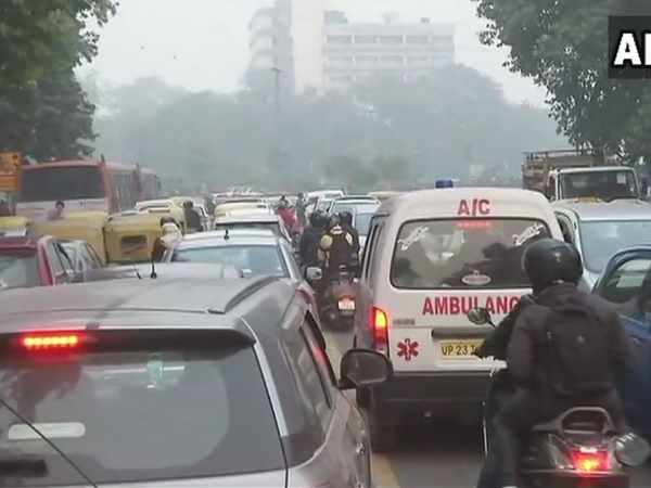 दिल्ली: इंडिया गेट के पास भारी जाम, 1 लाख से ज्यादा लोग फंसे दिल्ली: इंडिया गेट के पास भारी जाम, 1 लाख से ज्यादा लोग फंसे