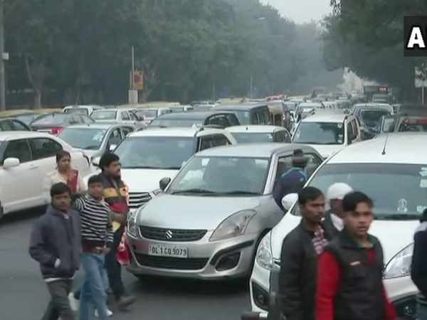 दिल्ली: इंडिया गेट के पास भारी जाम, 1 लाख से ज्यादा लोग फंसे दिल्ली: इंडिया गेट के पास भारी जाम, 1 लाख से ज्यादा लोग फंसे