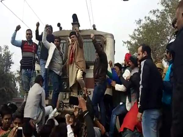 padmavat protest in mathura khatriya samaj stops train padmavat protest in mathura khatriya samaj stops train