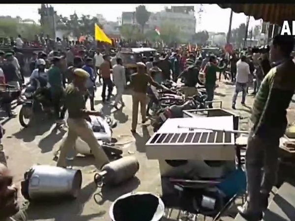 उदयपुर में कई दुकानों में तोड़-फोड़ की गई
