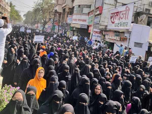 रैली के बीच से साइकिल जाने की भी नहीं इजाजत