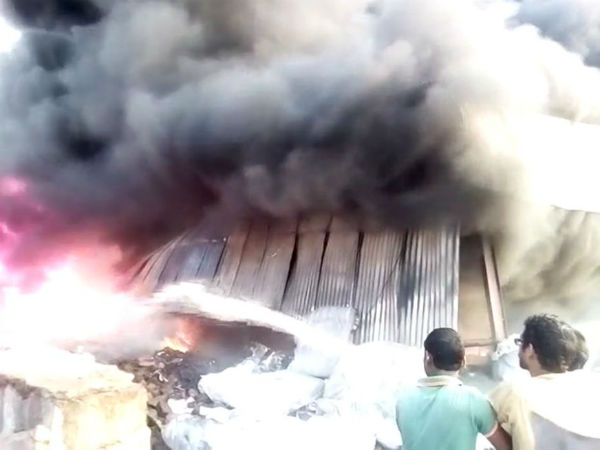 West Bengal: Fire broke out in a factory in Howrah's Alampur. 8 fire tenders present at the spot. West Bengal: Fire broke out in a factory in Howrah's Alampur. 8 fire tenders present at the spot.