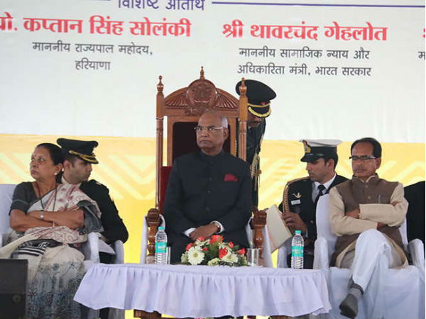 राष्ट्रपति के सिर पर टपकता रहा पानी