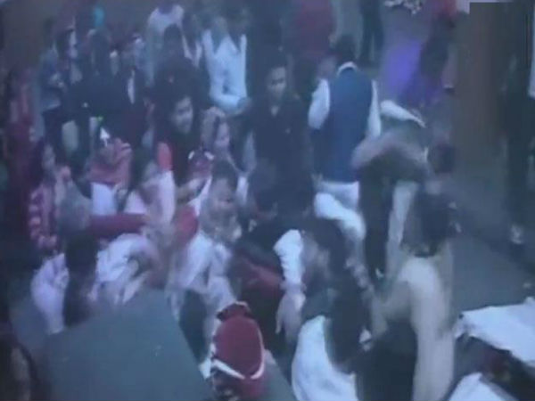 WATCH: Ruckus at a wedding in Kanpur after the bride's family objected to a man clicking a selfie with her WATCH: Ruckus at a wedding in Kanpur after the bride's family objected to a man clicking a selfie with her