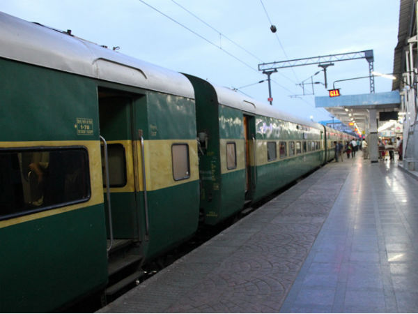 ट्रैक से गायब हुई गरीब रथ