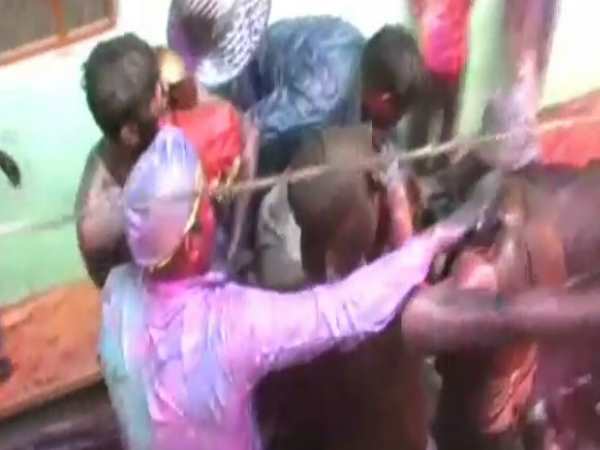 अग्रेजों के जुल्म के विरोध में मनाई जाती है होली