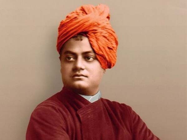 कोलकाता के एक कायस्थ परिवार में हुआ