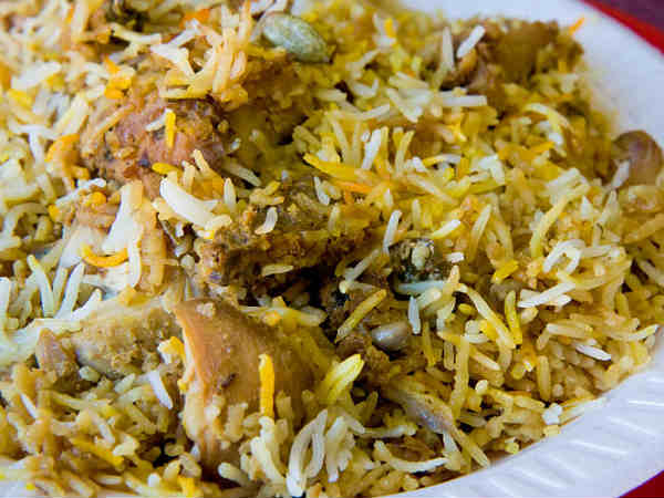 बंजारे बिल्लियों को जाल में फंसाते हैं
