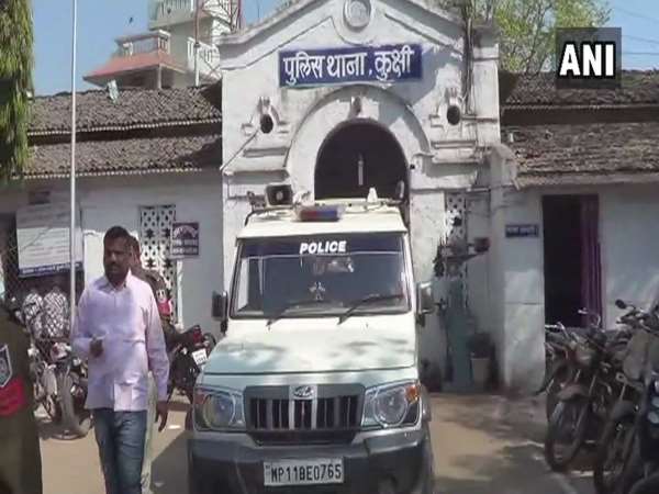 बेटे को रस्सी से लटका कर उसे छड़ी से मार रहा था