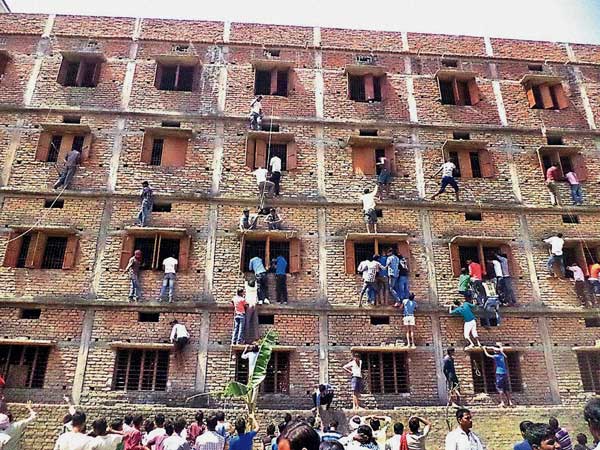 बिहार: 12वीं की बोर्ड परीक्षा पकड़े गए 1000 नकलची, 24 हजार छात्रों ने एग्जाम छोड़ा बिहार: 12वीं की बोर्ड परीक्षा पकड़े गए 1000 नकलची, 24 हजार छात्रों ने एग्जाम छोड़ा