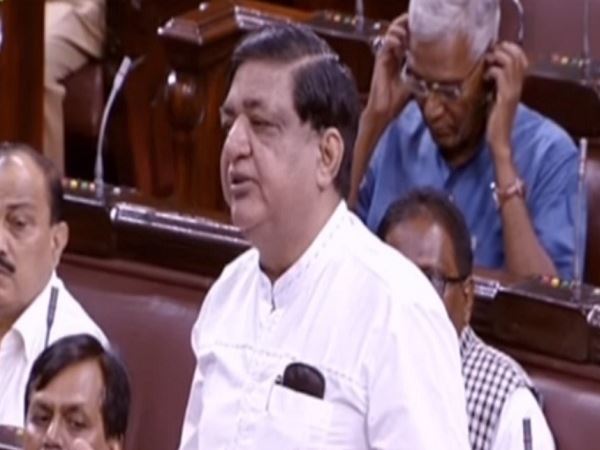 पहले भी दे चुके हैं विवादित बयान