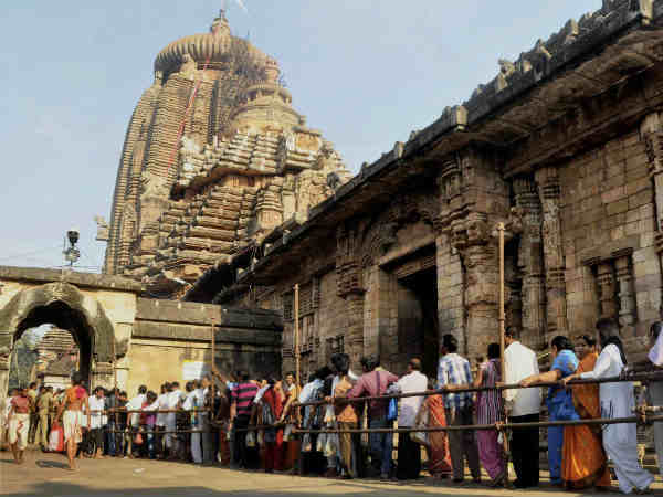 मंदिरों में विशेष पूजा-अर्चना