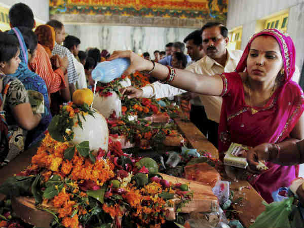 महादेव से आशीर्वाद मांगते हैं