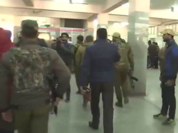 श्रीनगर अस्पताल में आतंकियों ने किया हमला, 1 पुलिसकर्मी शहीद श्रीनगर अस्पताल में आतंकियों ने किया हमला, 1 पुलिसकर्मी शहीद
