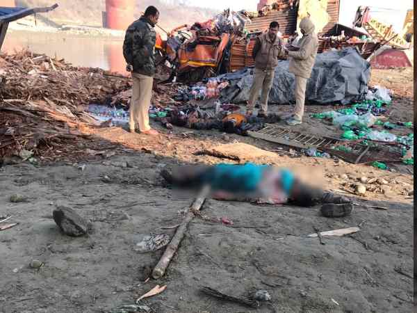 मौके पर ही तीन की दर्दनाक मौत