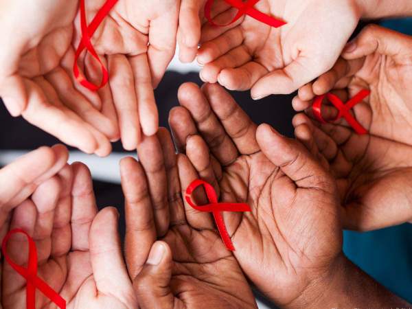 कैसे फैलता है AIDS