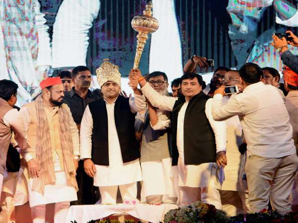 अखिलेश ने शरद पवार को दिया झटका, मुंबई में की रैली अखिलेश ने शरद पवार को दिया झटका, मुंबई में की रैली