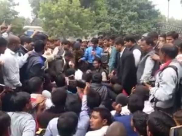 कॉलेज खुलते ही प्रदर्शन