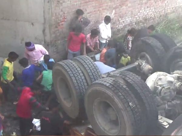 fire was going on in the truck, people looting eggs in Allahabad fire was going on in the truck, people looting eggs in Allahabad