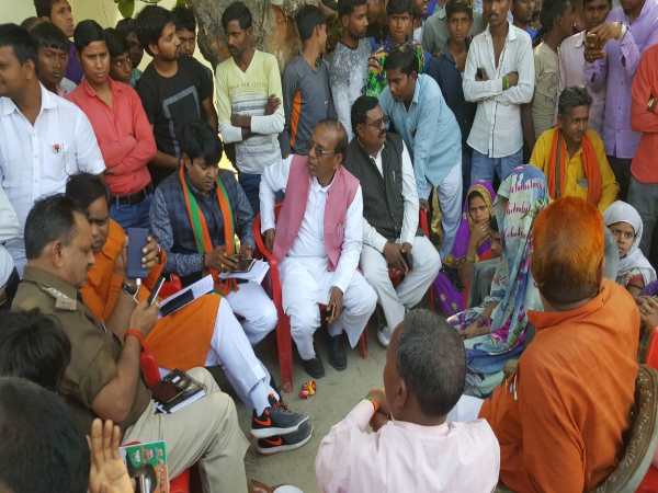 मां धरने पर बैठी तो मच गया हंगामा