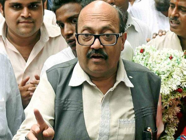'औरंगजेब की तर्ज पर अखिलेश ने अपने पिता को उम्रकैद दे दी है'