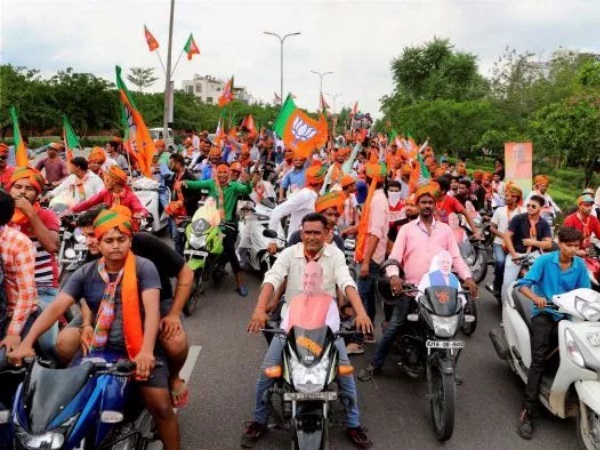 बाइकर्स को भगवा रंग के हेलमेट बांटे जाएंगे